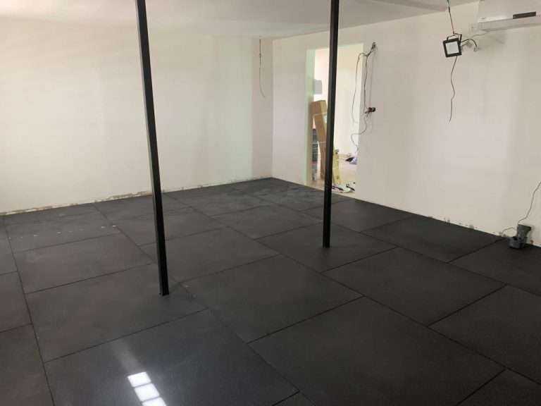 משטח גומי מקצועי 1X1 בעובי 20 ממ"ס – פתרון ריצוף איכותי