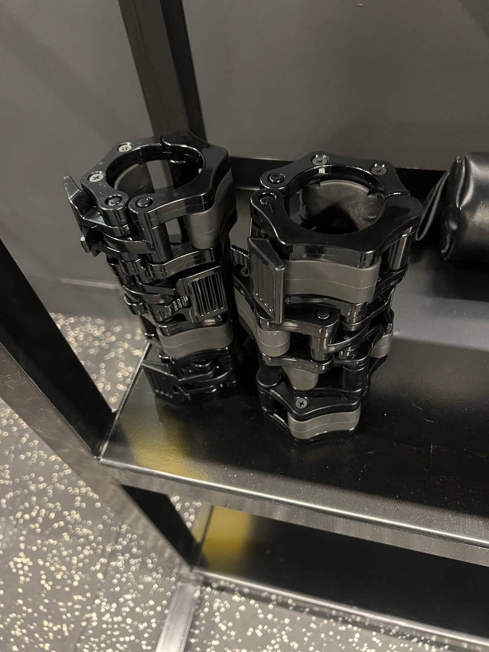 סוגרים למוט אולימפי אחד על השני