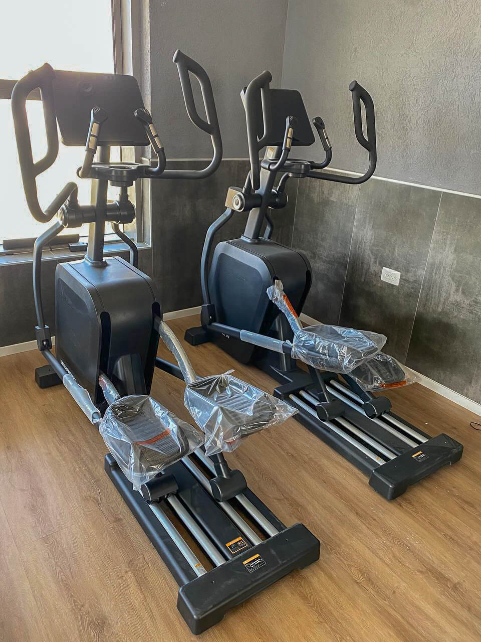 אליפטיקל חשמלי מקצועי V7 – תמונה 4